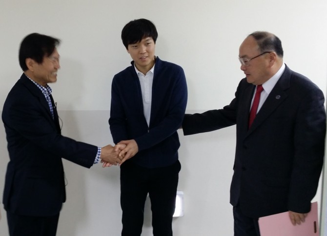 송유근 군(가운데)이 박사학위 논문 최종 심사를 통과해 논문심사위원장인 조용승 이화여대 명예교수(왼쪽)과 지도교수인 박석재 한국천문연구원 연구위원(오른쪽)에게 축하받고 있다. - 과학기술연합대학원대학교 제공